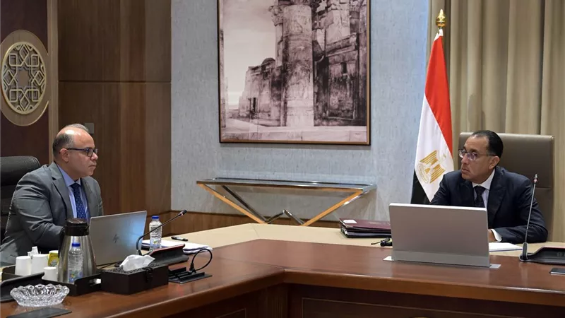 رئيس الوزراء يلتقي رئيس هيئة الرقابة المالية لبحث ملفات العمل