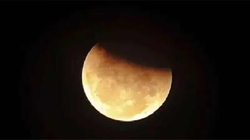 هل يمكن رؤية خسوف القمر بالعين المجردة ؟