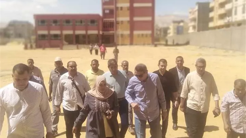 محافظ السويس يتابع اعمال الصيانة بمدرسة الصفا بحي عتاقة