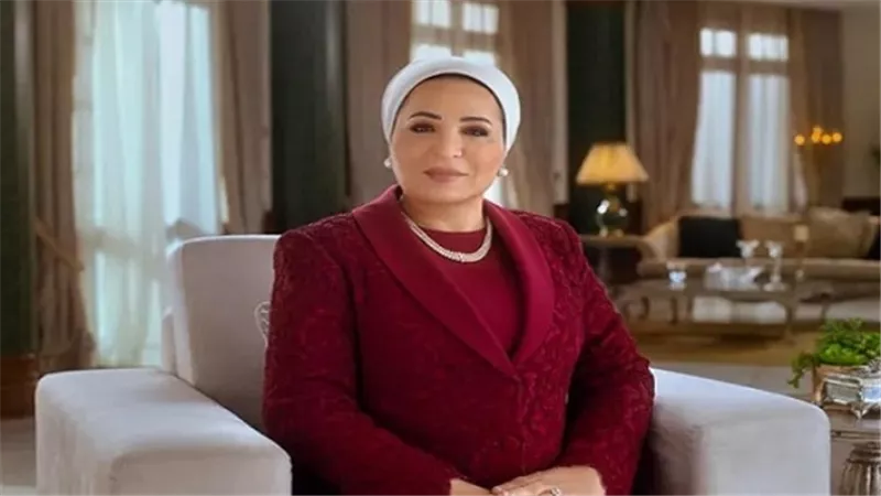 انتصار السيسي تجري اتصالا هاتفيا مع أم اليتامى في حادث قطار الزقازيق