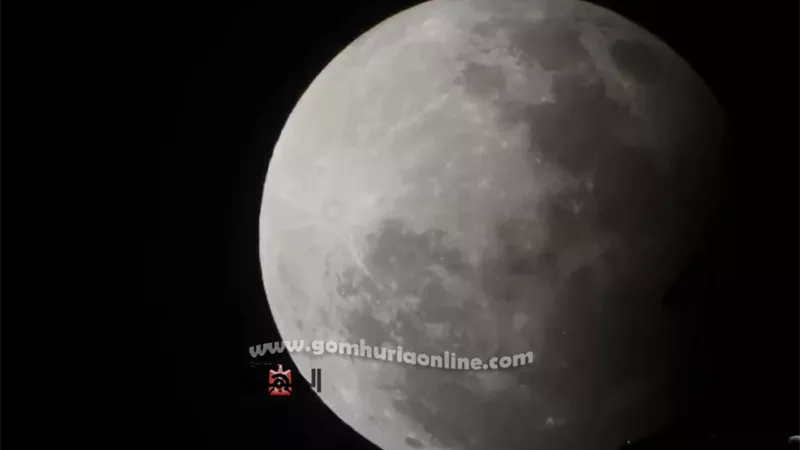 شاهد ذروة خسوف القمر الجزئي في سماء مصر ..بث مباشر