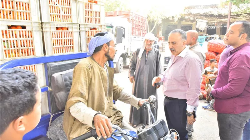 محافظ أسيوط يتفقد سوق الجملة للخضار والفاكهة بعرب المدابغ
