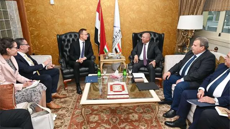 كامل الوزير يبحث مع وزير الخارجية والتجارة المجري سبل التعاون المشترك
