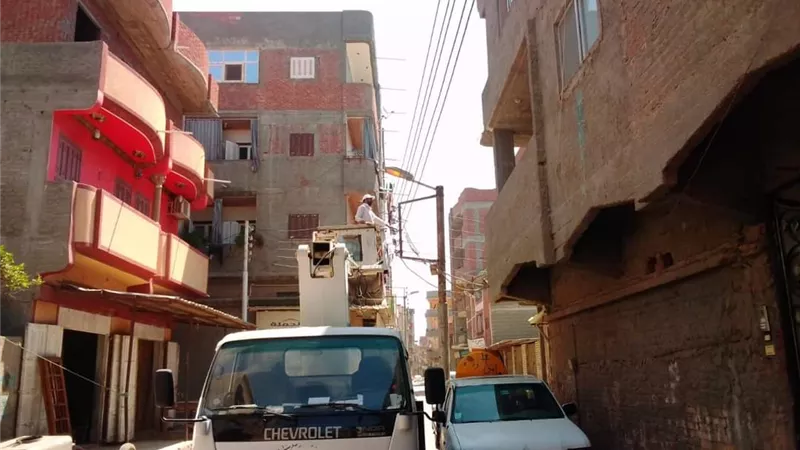 استمرار العمل على رفع كفاءة وصيانة الانارة العامة بمدينة بلطيم