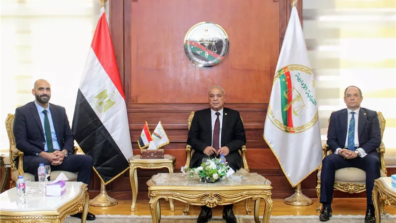 رئيس النيابة الإدارية يبحث مع وزارة الاتصالات دعم التحول الرقمي