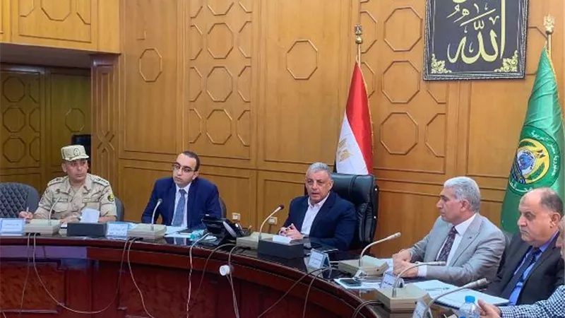 متابعة وصول الكتب الدراسية وتسليمها للإدارات التعليمية في الإسماعيلية