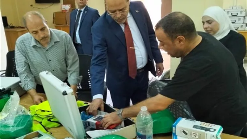 وزير العمل يتفقد سير العملية التدريبية بمركز 