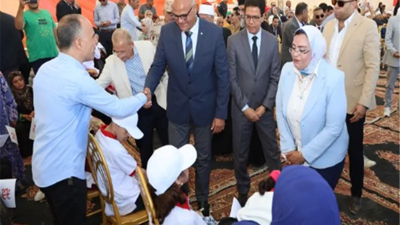 محافظ القليوبية يسلم 20 كرسيا متحركا لذوي همم لدمجهم بالمجتمع