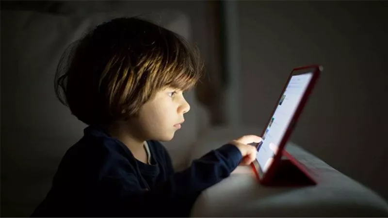 أبرزها العزلة الاجتماعية..مخاطر استخدام الأطفال للهواتف الذكية