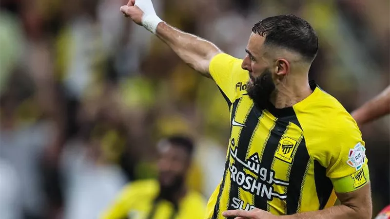 بنزيما يُكشر عن أنيابه قبل موقعة الكلاسيكو