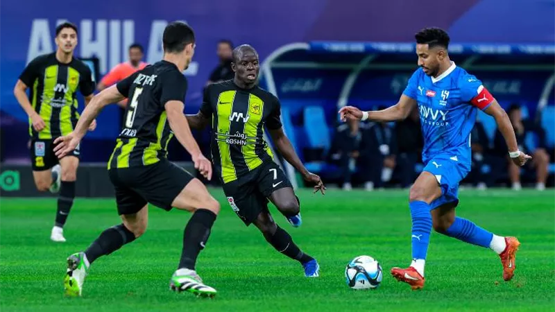 بالاسماء.. حكام كلاسيكو اتحاد جدة والهلال في الدوري السعودي