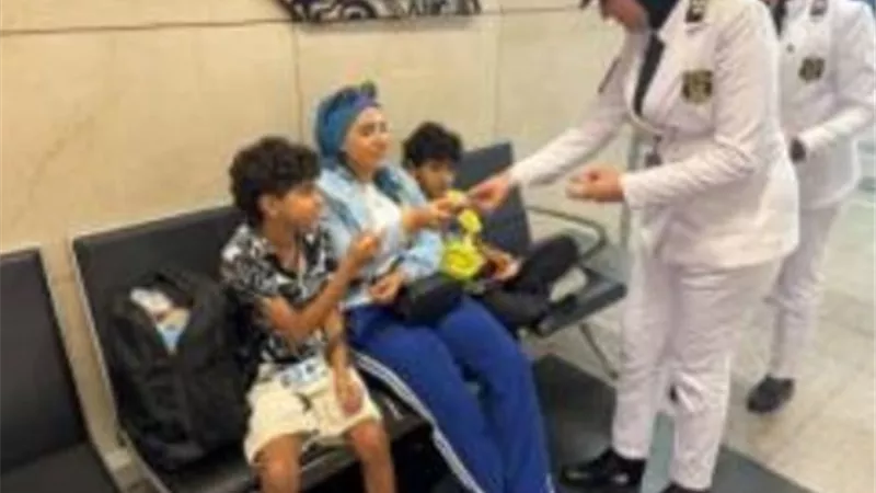 رجال الشرطة يشاركون المواطنين الاحتفال بالمولد النبوي بمطار القاهرة