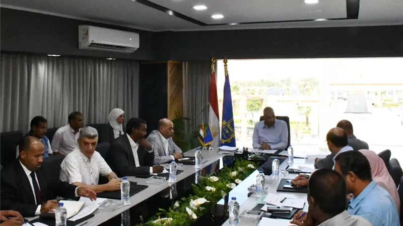 محافظ أسوان : تحقيق الجاهزية الكاملة بـ1519مدرسة لتهيئة الأجواء