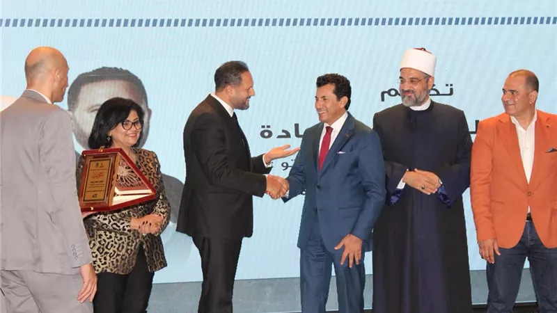 وزير الشباب يكرم عماد زيادة عن دوره بمسلسل 