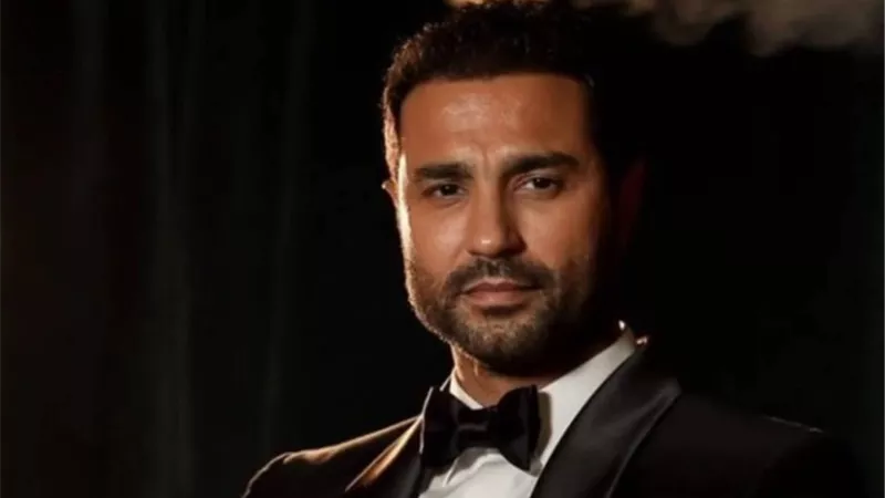كريم فهمي يروّج لأحدث أعماله الفنية