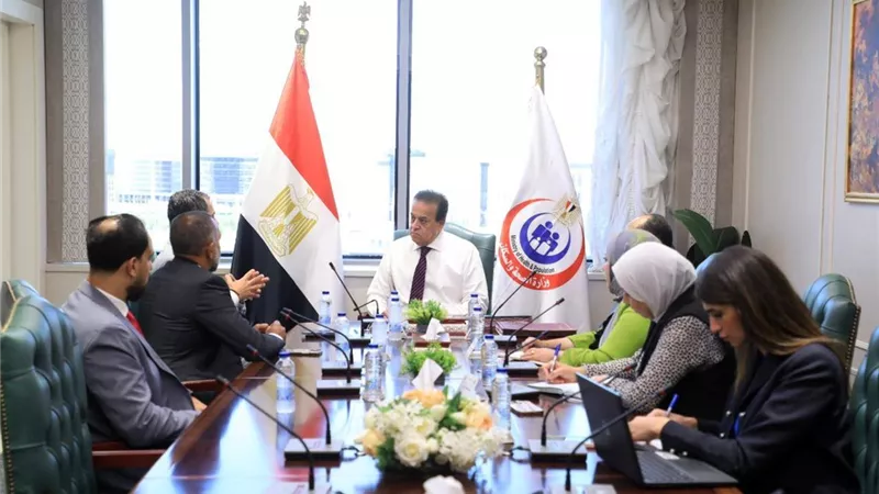 وزير الصحة يبحث تعظيم الاستثمارات في مجال توطين صناعة الدواء