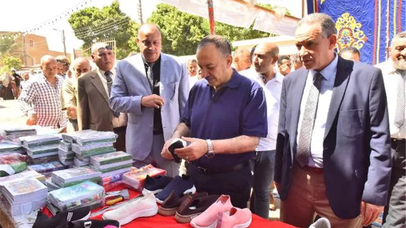 محافظ أسيوط يتفقد معرض 