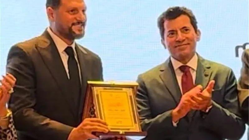 وزير الشباب يكرم الفنان عماد زيادة عن دوره في مسلسل نعمة الافوكاتو