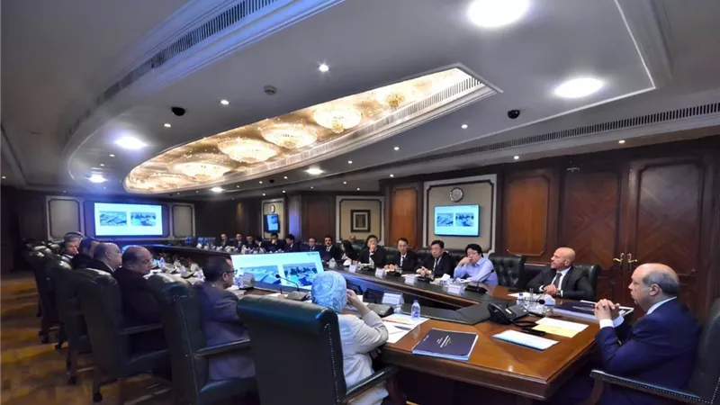 وزير الطيران المدني يبحث تطوير منظومة المطارات المصرية