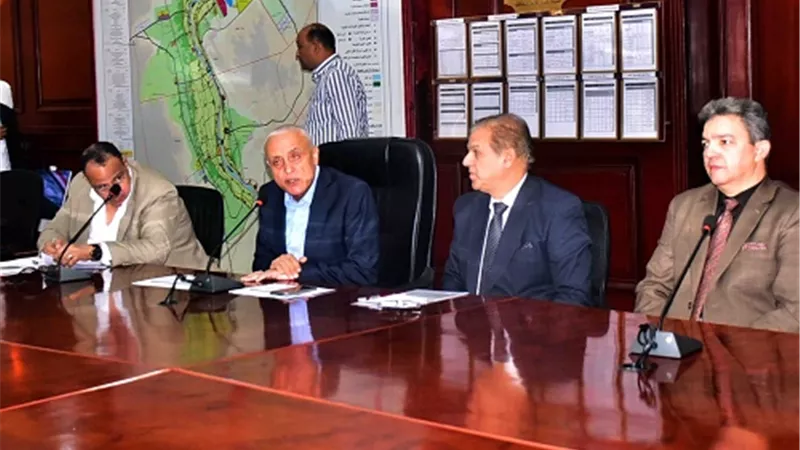 محافظ الأقصر يناقش متطلبات التحول الرقمى مع وفد وزارة التخطيط