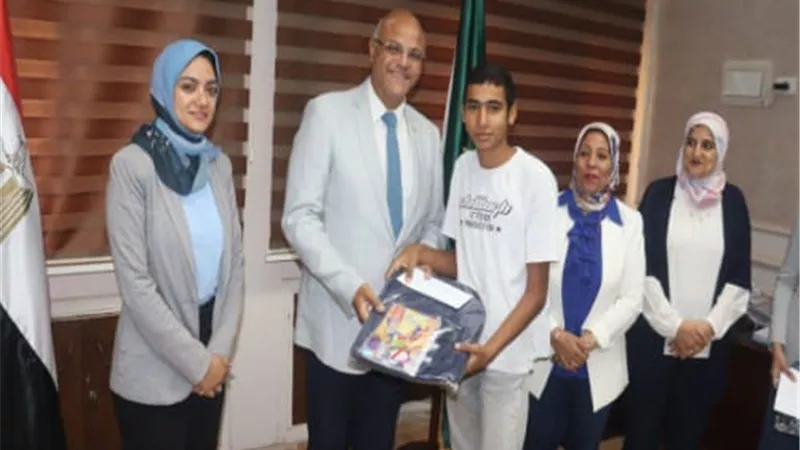 محافظ القليوبية يكرم 15 من الايتام بدار البنين والبنات ببنها