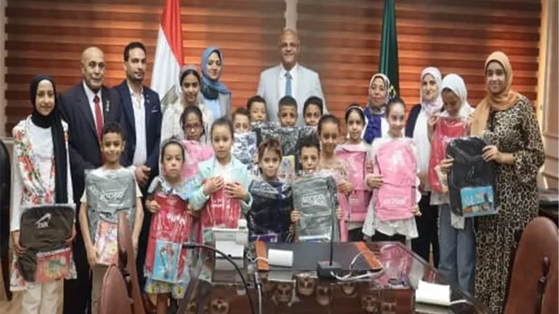 محافظ القليوبية يسلم 300 شنطة مدرسية لاسر برنامج تكافل وكرامة