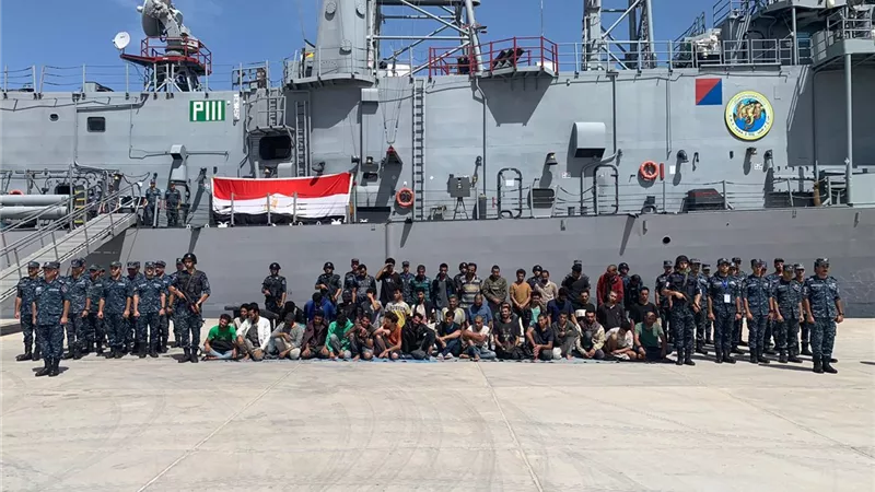 القوات البحرية تنجح فى إنقاذ مركب هجرة غير شرعية على متنها 45 فردا