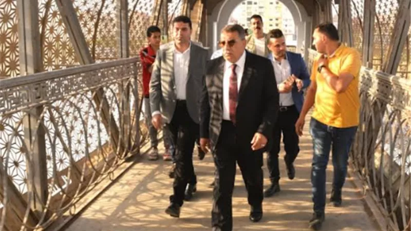 محافظ الدقهلية يتفقد أعمال رفع كفاءة كوبري المشاه