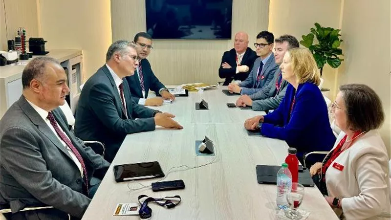 وزير البترول يبحث مع رئيس وود سايد إنرجي الأسترالية موقف أعمال البحث