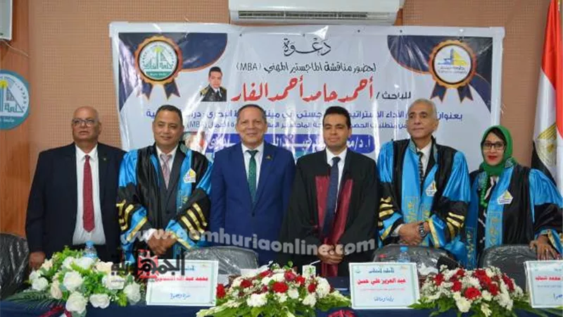رئيس جامعة دمياط يشهد مناقشة رسالة ماجستير بكلية التجارة