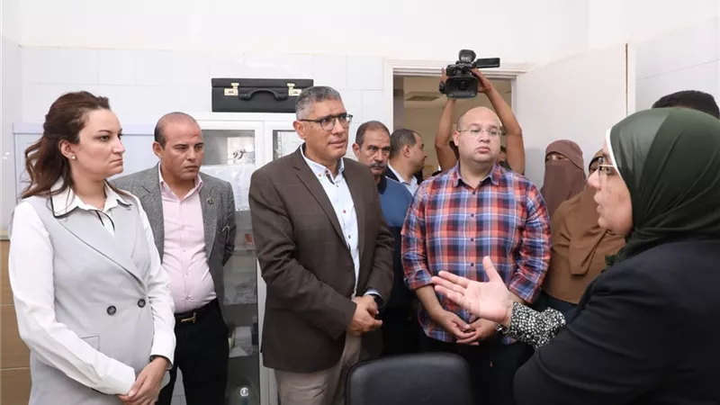 محافظ الجيزة يتفقد الوحدة الصحية بقرية الحيز بالواحات البحرية