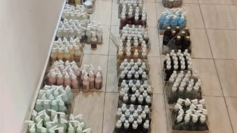 ضبط سيارة محملة بـ 967 عبوة مستحضرات تجميل مجهولة المصدر