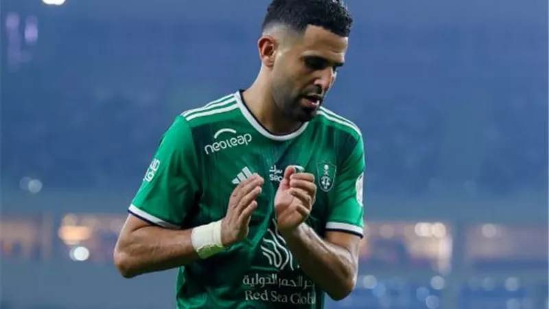 رياض محرز يقود هجوم الأهلي ضد ضمك فى الدوري السعودي
