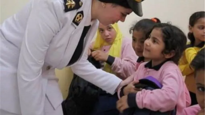 الداخلية تهدى حقائب مدرسية للأطفال بالمناطق الحضارية الجديدة