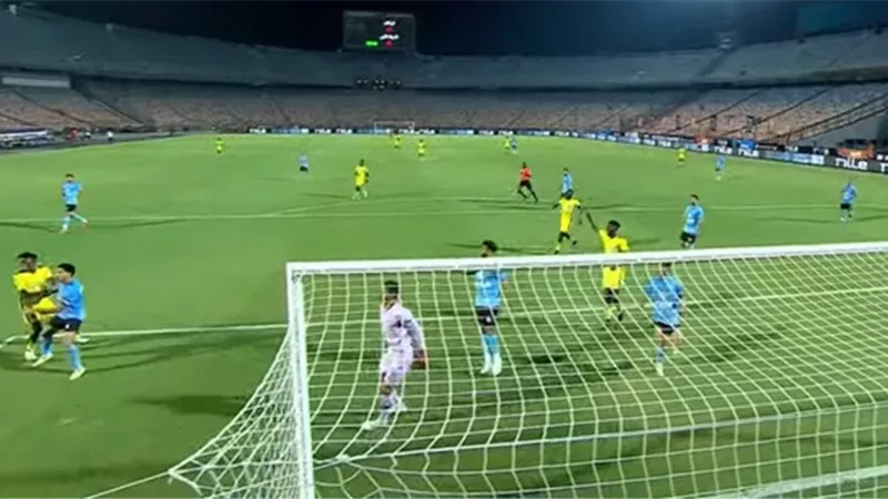 نصف ساعة .. الشرطة الكيني يهدد مرمى الزمالك