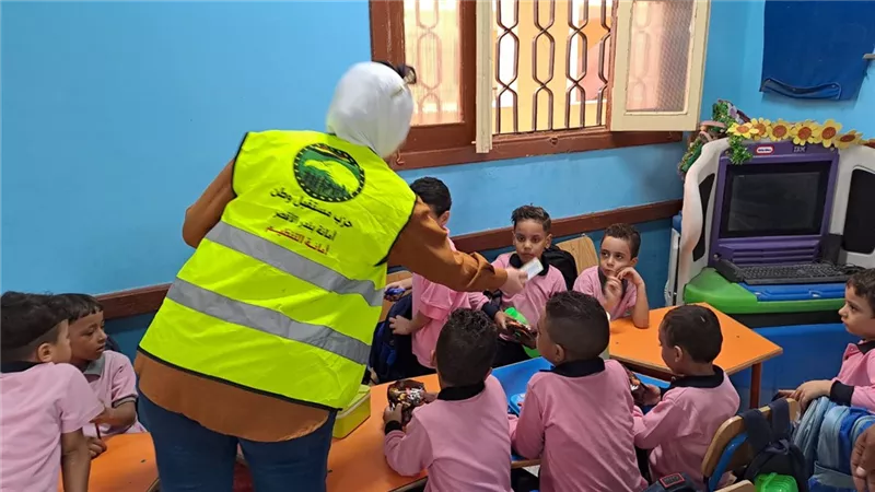 مستقبل وطن الأقصر يستقبل الطلاب بالهدايا فى اول يوم دراسى
