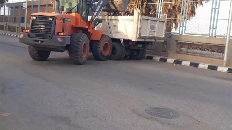 رفع 450 طن مخلفات وأتربة فى حملات نظافة مكثفة باسنا جنوب الأقصر