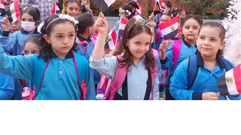 مدارس كفرالشيخ تستقبل الطلاب بالحلوى والورود