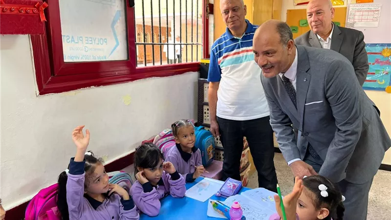 مدير تعليم الاسكندريه يتابع اول ايام الدراسه بمدارس الفترتين