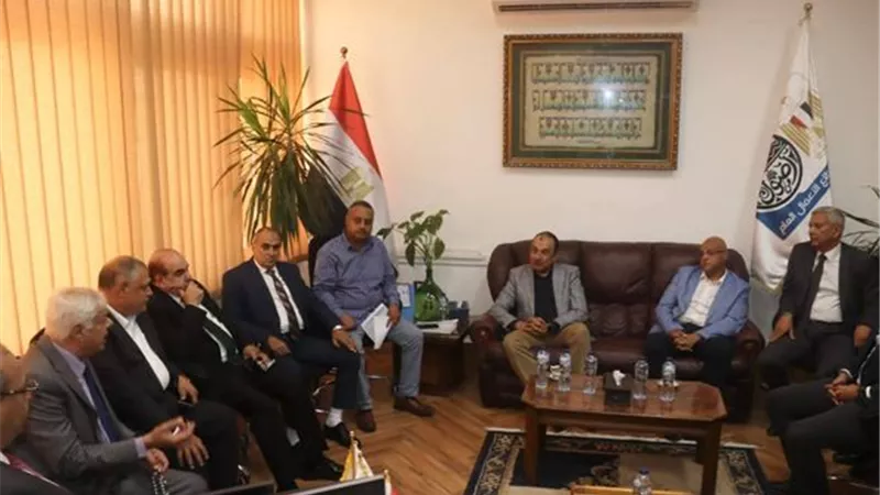 وزير قطاع الأعمال يلتقي محافظ القليوبية ونواب البرلمان