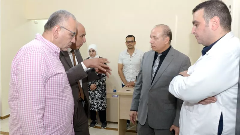 رئيس جامعة المنصورة الأهلية يتفقد إجراءات الكشف الطبي للطلاب الجدد