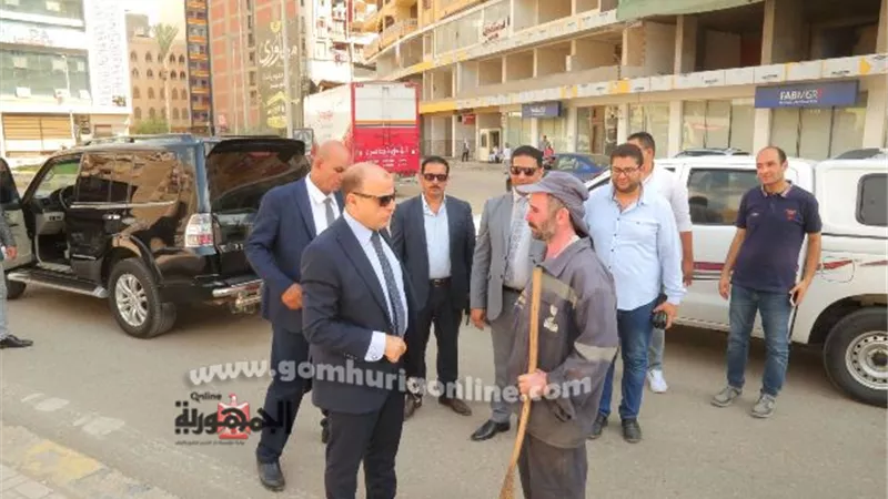 محافظ كفر الشيخ يكافئ عامل نظافة لاتقانه فى عمله