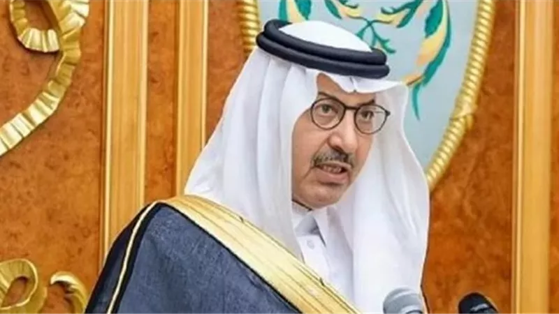 سفير السعودية يشارك في صلاة جنازة والدة وزير الداخلية