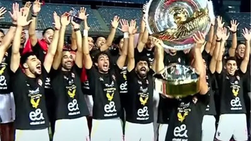 شاهد.. احتفالات الأهلى بتتويجه بدرع الدورى رقم 44 فى تاريخه