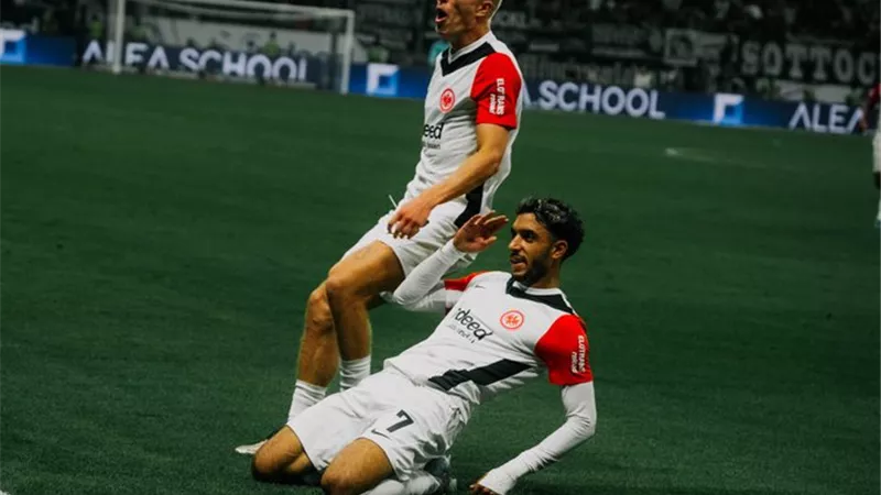 أهان مدافعي بوروسيا مونشنغلادباخ .. شاهد هدف عمر مرموش المبهر