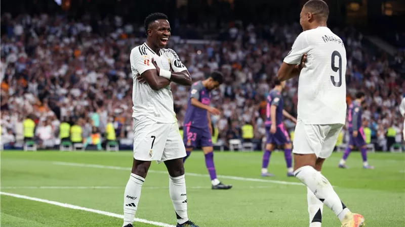 ريال مدريد يكتسح إسبانيول برباعية ويطارد برشلونة علي صدارة الدوري