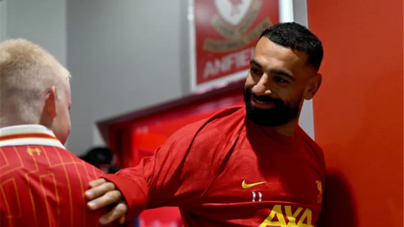 شاهد مصافحة محمد صلاح للمشجعين قبل مباراة بورنموث .. فيديو