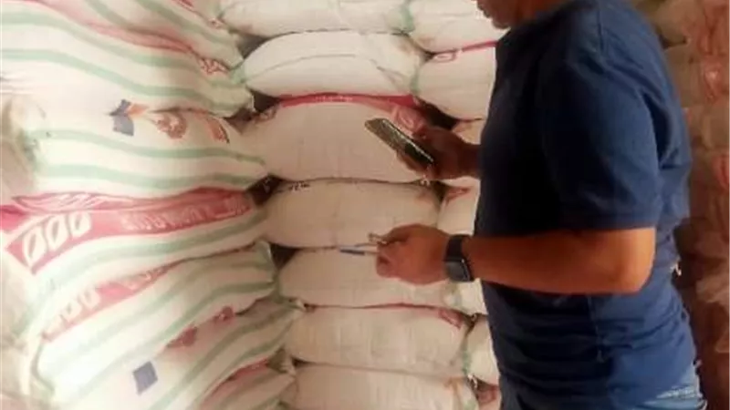 ضبط 3 طن و855 كيلو مواد غذائية و11ألف لتر مواد بترولية بأبو حماد