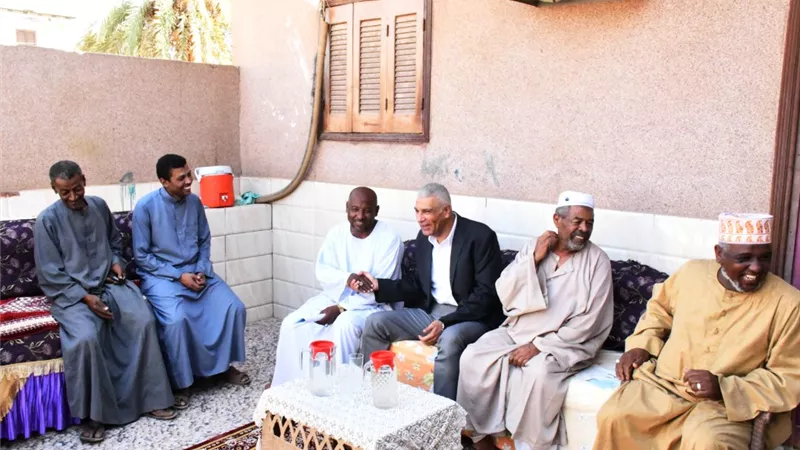أهالى قرى أبو الريش يستقبلوا محافظ أسوان بترحاب ويقدموا شكرهم