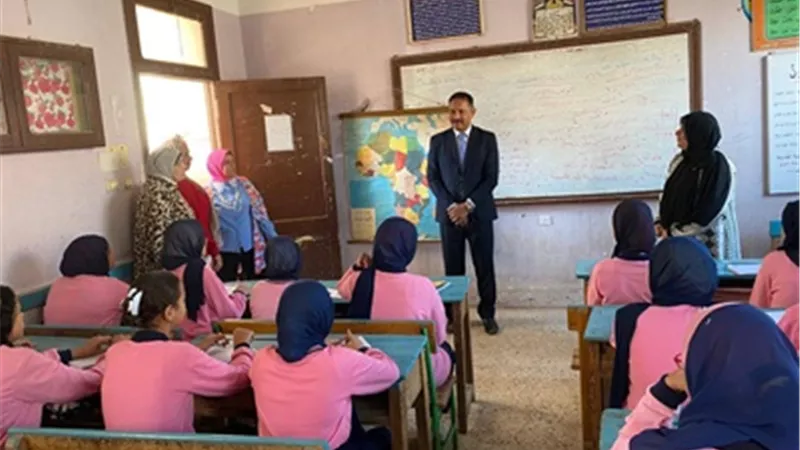 مدير تعليم الجيزة يتفقد المدارس فى أول أيام العام الدراسى الجديد